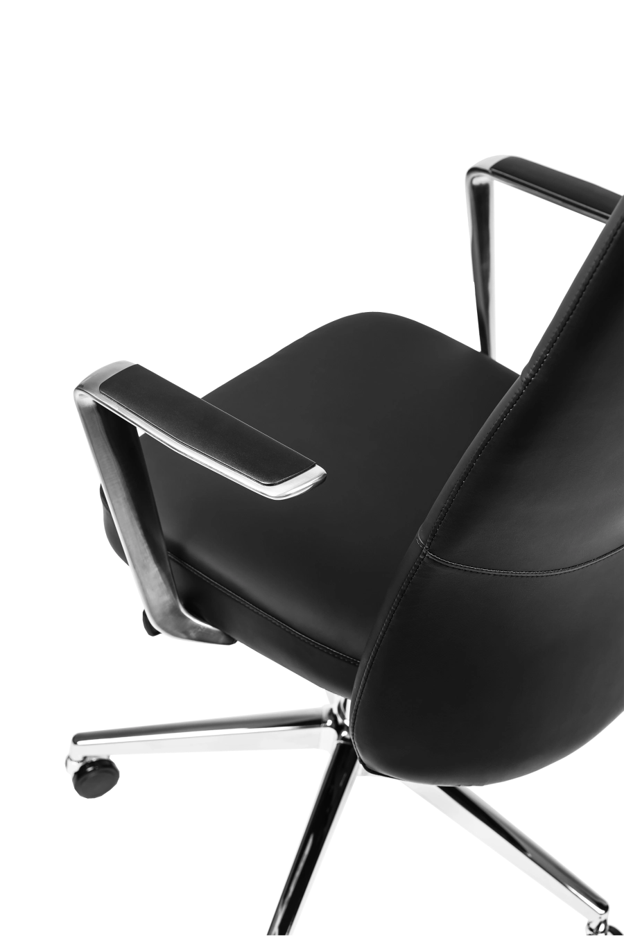 Milano: CUSTÓ Milano adoptă minimalismul pielii artificiale negre, oferind un aspect sobru și profesional. Șezutul ergonomic și spătarul înalt susțin postura corectă, iar cotierele fixe păstrează antebrațele într-un unghi natural. Mecanismul de balans permite pauze rapide de destindere, prevenind rigiditatea musculară. Baza rotativă ușoară și roțile din poliuretan asigură mobilitate lină în spațiul de lucru. Rezistența materialelor face față utilizării zilnice intense, fiind alegerea potrivită pentru săli de ședință sau recepții executive.