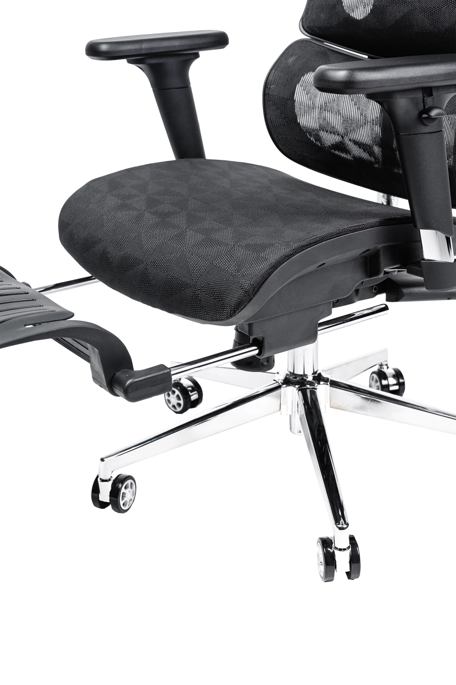 Graz: Cu șezut și spătar din plasă elastomerică, CUSTÓ Graz garantează respirabilitate și susținere elastică pe tot parcursul zilei. Tetiera 3D și brațele 3D se ajustează în fiecare direcție, iar suportul lombar fix stabilizează zona critică a spatelui. Șezutul glisant adaptă adâncimea pentru orice statură, iar suportul extensibil pentru picioare transformă pauzele într-un veritabil moment de relaxare. Mecanismul sincron urmărește mișcările naturale ale corpului, reducând oboseala. Roțile din poliuretan protejează pardoseala și se mișcă silențios.