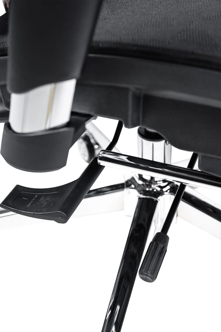 Graz: Cu șezut și spătar din plasă elastomerică, CUSTÓ Graz garantează respirabilitate și susținere elastică pe tot parcursul zilei. Tetiera 3D și brațele 3D se ajustează în fiecare direcție, iar suportul lombar fix stabilizează zona critică a spatelui. Șezutul glisant adaptă adâncimea pentru orice statură, iar suportul extensibil pentru picioare transformă pauzele într-un veritabil moment de relaxare. Mecanismul sincron urmărește mișcările naturale ale corpului, reducând oboseala. Roțile din poliuretan protejează pardoseala și se mișcă silențios.