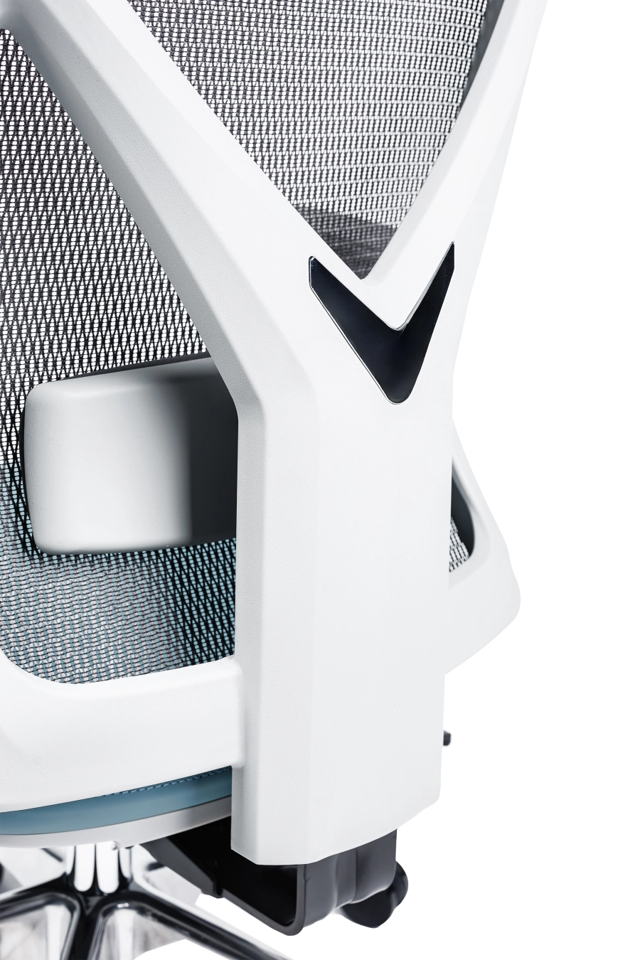 Vigo: CUSTÓ Vigo este gândit pentru multitasking agil: spătar din plasă acrilică răcoritoare, șezut textil confortabil și un umeraș integrat care menține sacoul impecabil. Suportul lombar reglabil și tetiera 2D se ajustează pe loc, iar cotierele 3D aliniază antebrațele la tastatură sau la prezentări. Șezutul glisant reglează adâncimea, prevenind presiunea pe coapse. Mecanismul sincron permite balans controlat, iar roțile din poliuretan rulează lin pe suprafețe dure. Cromatica adaugă vitalitate spațiului de lucru fără a distrage atenția.