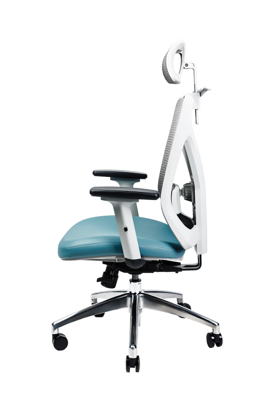 Vigo: CUSTÓ Vigo este gândit pentru multitasking agil: spătar din plasă acrilică răcoritoare, șezut textil confortabil și un umeraș integrat care menține sacoul impecabil. Suportul lombar reglabil și tetiera 2D se ajustează pe loc, iar cotierele 3D aliniază antebrațele la tastatură sau la prezentări. Șezutul glisant reglează adâncimea, prevenind presiunea pe coapse. Mecanismul sincron permite balans controlat, iar roțile din poliuretan rulează lin pe suprafețe dure. Cromatica adaugă vitalitate spațiului de lucru fără a distrage atenția.