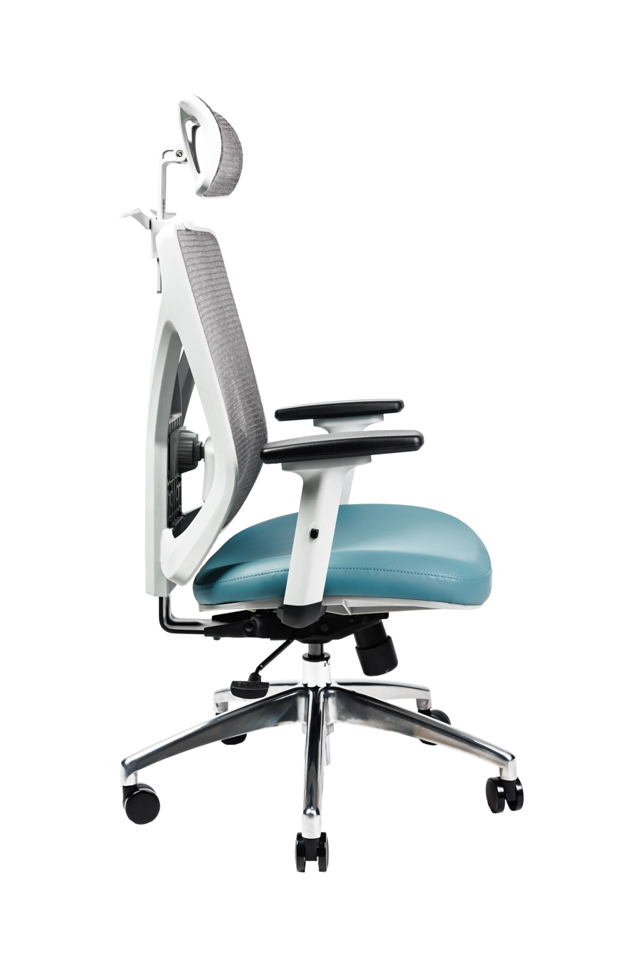 Vigo: CUSTÓ Vigo este gândit pentru multitasking agil: spătar din plasă acrilică răcoritoare, șezut textil confortabil și un umeraș integrat care menține sacoul impecabil. Suportul lombar reglabil și tetiera 2D se ajustează pe loc, iar cotierele 3D aliniază antebrațele la tastatură sau la prezentări. Șezutul glisant reglează adâncimea, prevenind presiunea pe coapse. Mecanismul sincron permite balans controlat, iar roțile din poliuretan rulează lin pe suprafețe dure. Cromatica adaugă vitalitate spațiului de lucru fără a distrage atenția.