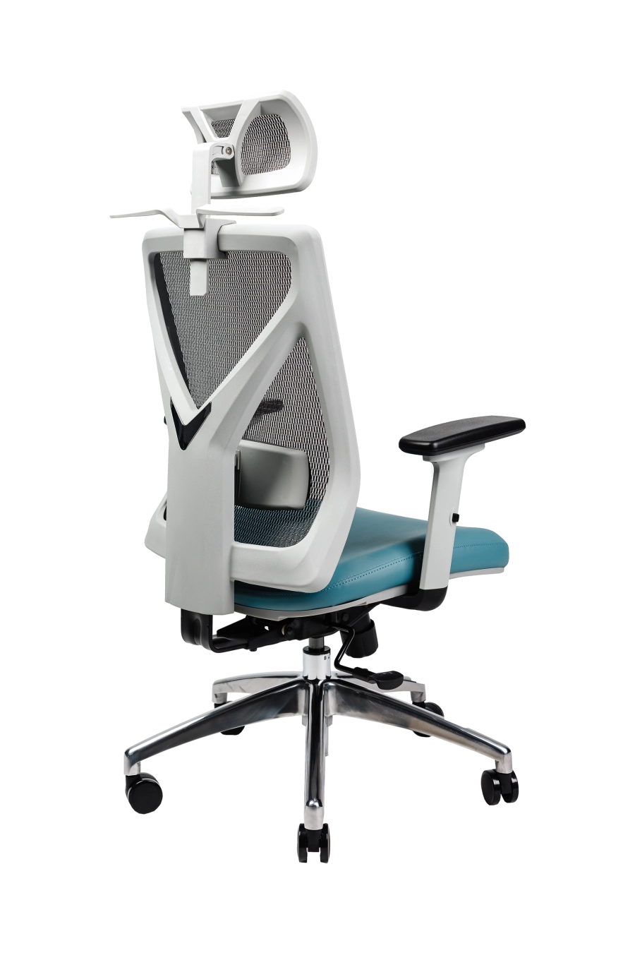 Vigo: CUSTÓ Vigo este gândit pentru multitasking agil: spătar din plasă acrilică răcoritoare, șezut textil confortabil și un umeraș integrat care menține sacoul impecabil. Suportul lombar reglabil și tetiera 2D se ajustează pe loc, iar cotierele 3D aliniază antebrațele la tastatură sau la prezentări. Șezutul glisant reglează adâncimea, prevenind presiunea pe coapse. Mecanismul sincron permite balans controlat, iar roțile din poliuretan rulează lin pe suprafețe dure. Cromatica adaugă vitalitate spațiului de lucru fără a distrage atenția.