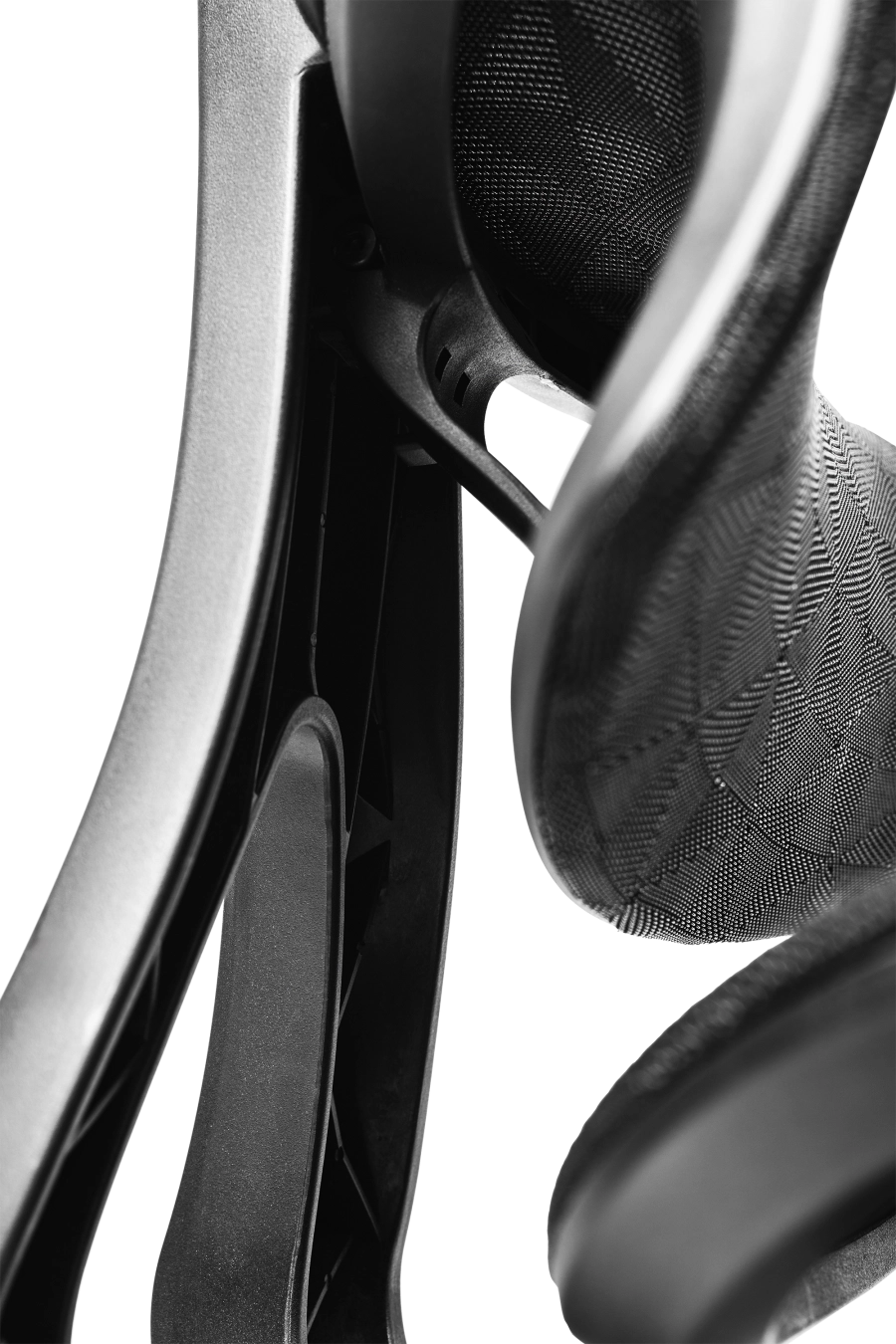 Napoli: CUSTÓ Napoli aduce confort complet cu plasă elastomerică atât pe șezut, cât și pe spătar, eliminând punctele de presiune și menținând fluxul de aer. Suportul lombar reglabil și tetiera 3D susțin poziția corectă, iar cotierele 3D se adaptează fiecărui task. Suportul extensibil pentru picioare îți oferă o poziție relaxată în timpul pauzelor, fără a părăsi biroul. Mecanismul sincron urmează mișcările naturale, reducând oboseala. Roțile din poliuretan protejează podeaua și alunecă fără zgomot. Ideal pentru proiecte maraton sau sesiuni de lucru prelungite.