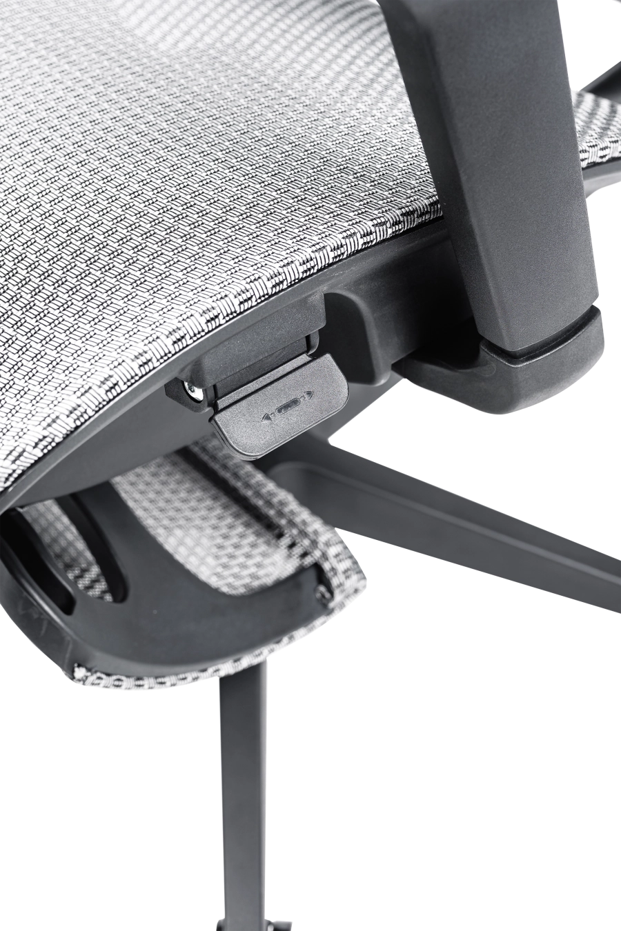 Split: CUSTÓ Split este echipat pentru versatilitate totală: plasă elastomerică ventilată, suport lombar reglabil, tetieră 3D și cotiere 3D pentru ajustare milimetrică. Reglarea pe înălțime a spătarului și șezutul glisant adaptă scaunul la orice statură. Suportul pentru picioare și umerașul integrat transformă spațiul într-o mini-zonă de relaxare fără a ieși din fluxul de lucru. Mecanismul sincron menține echilibrul ergonomic, iar roțile din poliuretan se mișcă lin pe pardoseală. Finisajul gri subtil se potrivește birourilor high-tech care favorizează soluții all-in-one.