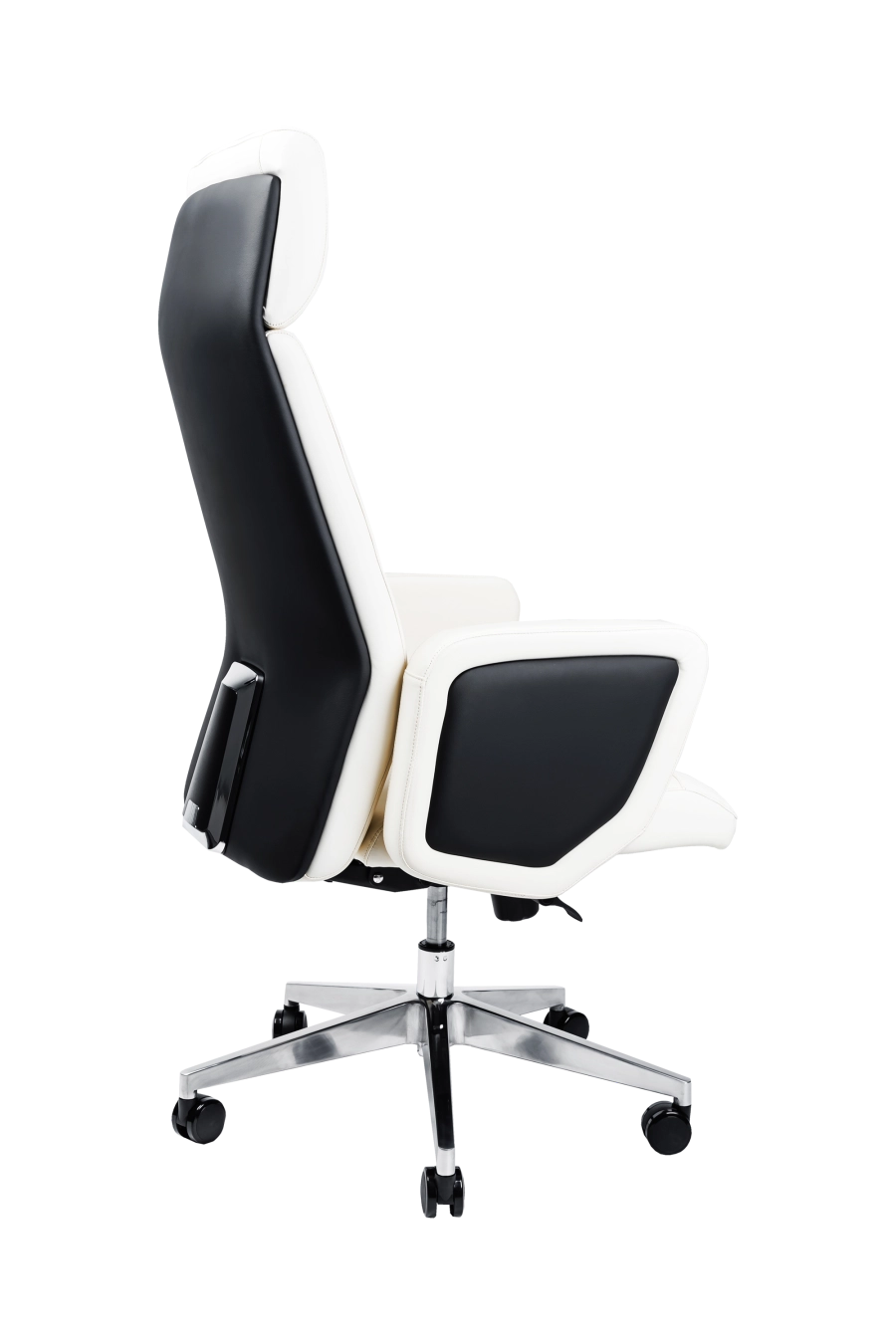 Amsterdam: CUSTÓ Amsterdam îmbină simplitatea pielii artificiale bej cu linii clasice, ideale pentru spații elegante. Tetiera fixă și spătarul înalt susțin zona cervicală, iar cotierele fixe asigură un sprijin stabil pentru antebrațe. Șezutul generos, capitonat ferm, distribuie greutatea uniform. Mecanismul de balans facilitează micro-pauzele active. Roțile din nailon glisează silențios fără a lăsa urme, protejând parchetul sau gresia. Un scaun rafinat, ușor de întreținut, perfect pentru recepții sau birouri executive care apreciază tonurile calde.