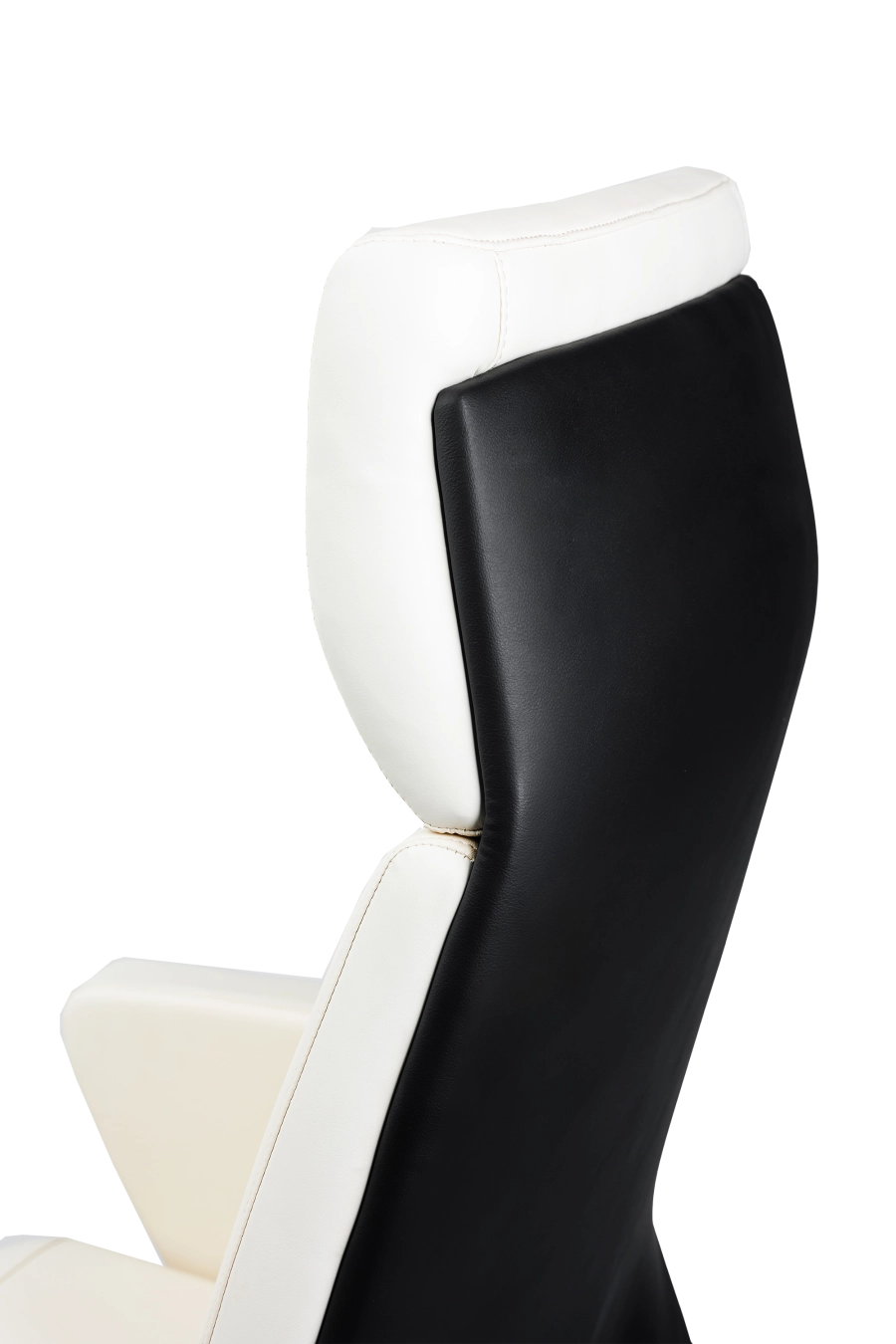 Amsterdam: CUSTÓ Amsterdam îmbină simplitatea pielii artificiale bej cu linii clasice, ideale pentru spații elegante. Tetiera fixă și spătarul înalt susțin zona cervicală, iar cotierele fixe asigură un sprijin stabil pentru antebrațe. Șezutul generos, capitonat ferm, distribuie greutatea uniform. Mecanismul de balans facilitează micro-pauzele active. Roțile din nailon glisează silențios fără a lăsa urme, protejând parchetul sau gresia. Un scaun rafinat, ușor de întreținut, perfect pentru recepții sau birouri executive care apreciază tonurile calde.