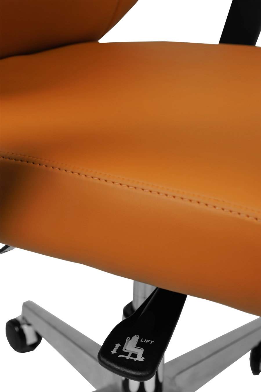 Barcelona: CUSTÓ Barcelona combină suplețea pielii artificiale de calitate premium cu avantajul cotierelor 3D, care se reglează rapid pe înălțime, adâncime și rotație pentru o postură relaxată la tastatură. Șezutul ergonomic este capitonat cu spumă de înaltă densitate, iar spătarul urmează linia spatelui, tetiera fixă susținând coloana cervicală în pauzele scurte. Mecanismul de balansare îți permite să alternezi între lucru intens și destindere. Accentele oranj energizează spațiul de lucru și adaugă personalitate fără a distrage atenția.