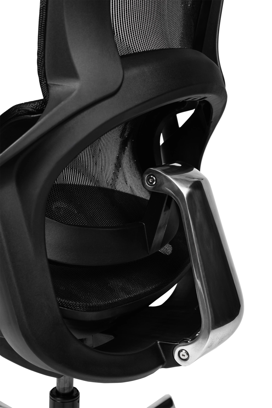 Berlin: CUSTÓ Berlin îți oferă ventilație maximă prin plasă elastomerică atât pe șezut, cât și pe spătar, menținând temperatura plăcută în proiectele de durată. Suportul lombar reglabil se adaptează instant, reducând oboseala zonei inferioare a spatelui. Tetiera 3D și cotierele 3D se aliniază milimetric nevoilor tale, în timp ce șezutul glisant reglează adâncimea pentru orice statură. Mecanismul sincron favorizând mișcarea naturală. Roțile din poliuretan protejează podeaua și alunecă fără zgomot. Designul all-black conferă un look high-tech care se integrează perfect în open-space-uri moderne.