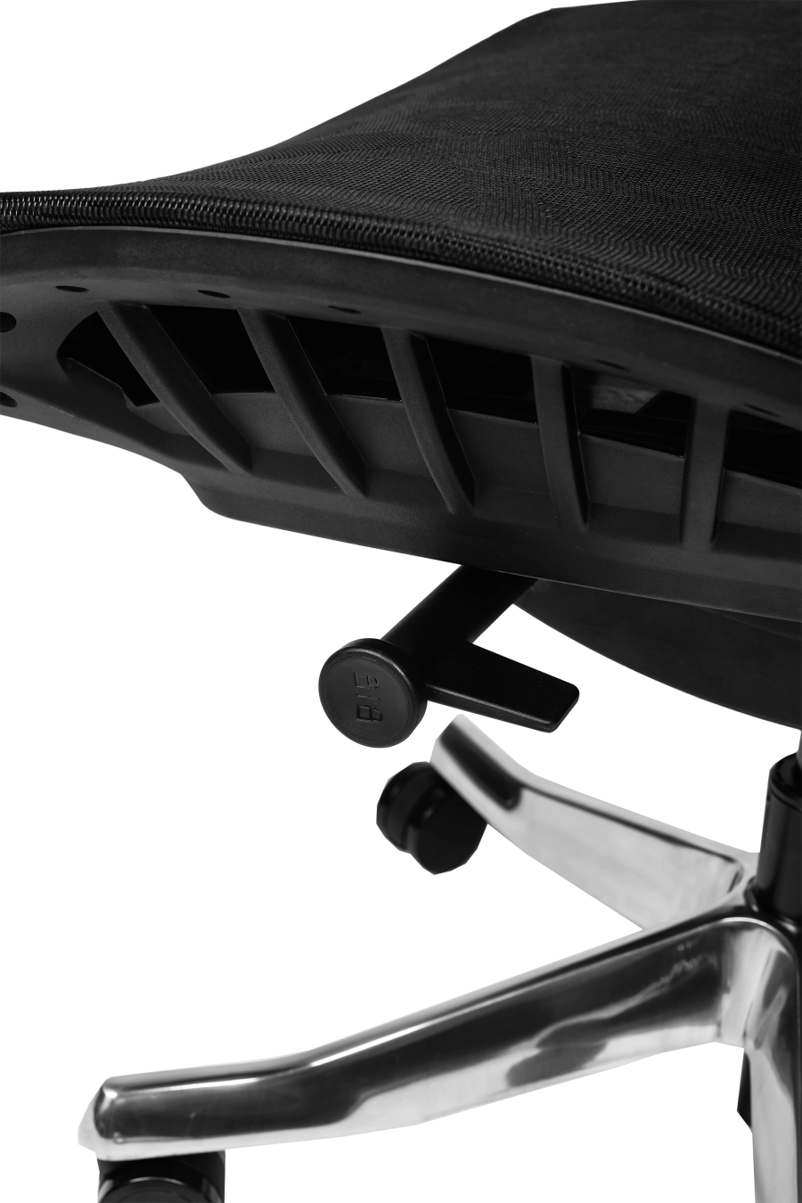Berlin: CUSTÓ Berlin îți oferă ventilație maximă prin plasă elastomerică atât pe șezut, cât și pe spătar, menținând temperatura plăcută în proiectele de durată. Suportul lombar reglabil se adaptează instant, reducând oboseala zonei inferioare a spatelui. Tetiera 3D și cotierele 3D se aliniază milimetric nevoilor tale, în timp ce șezutul glisant reglează adâncimea pentru orice statură. Mecanismul sincron favorizând mișcarea naturală. Roțile din poliuretan protejează podeaua și alunecă fără zgomot. Designul all-black conferă un look high-tech care se integrează perfect în open-space-uri moderne.