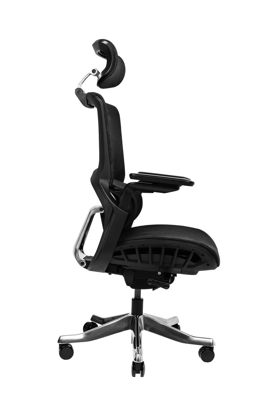 Berlin: CUSTÓ Berlin îți oferă ventilație maximă prin plasă elastomerică atât pe șezut, cât și pe spătar, menținând temperatura plăcută în proiectele de durată. Suportul lombar reglabil se adaptează instant, reducând oboseala zonei inferioare a spatelui. Tetiera 3D și cotierele 3D se aliniază milimetric nevoilor tale, în timp ce șezutul glisant reglează adâncimea pentru orice statură. Mecanismul sincron favorizând mișcarea naturală. Roțile din poliuretan protejează podeaua și alunecă fără zgomot. Designul all-black conferă un look high-tech care se integrează perfect în open-space-uri moderne.