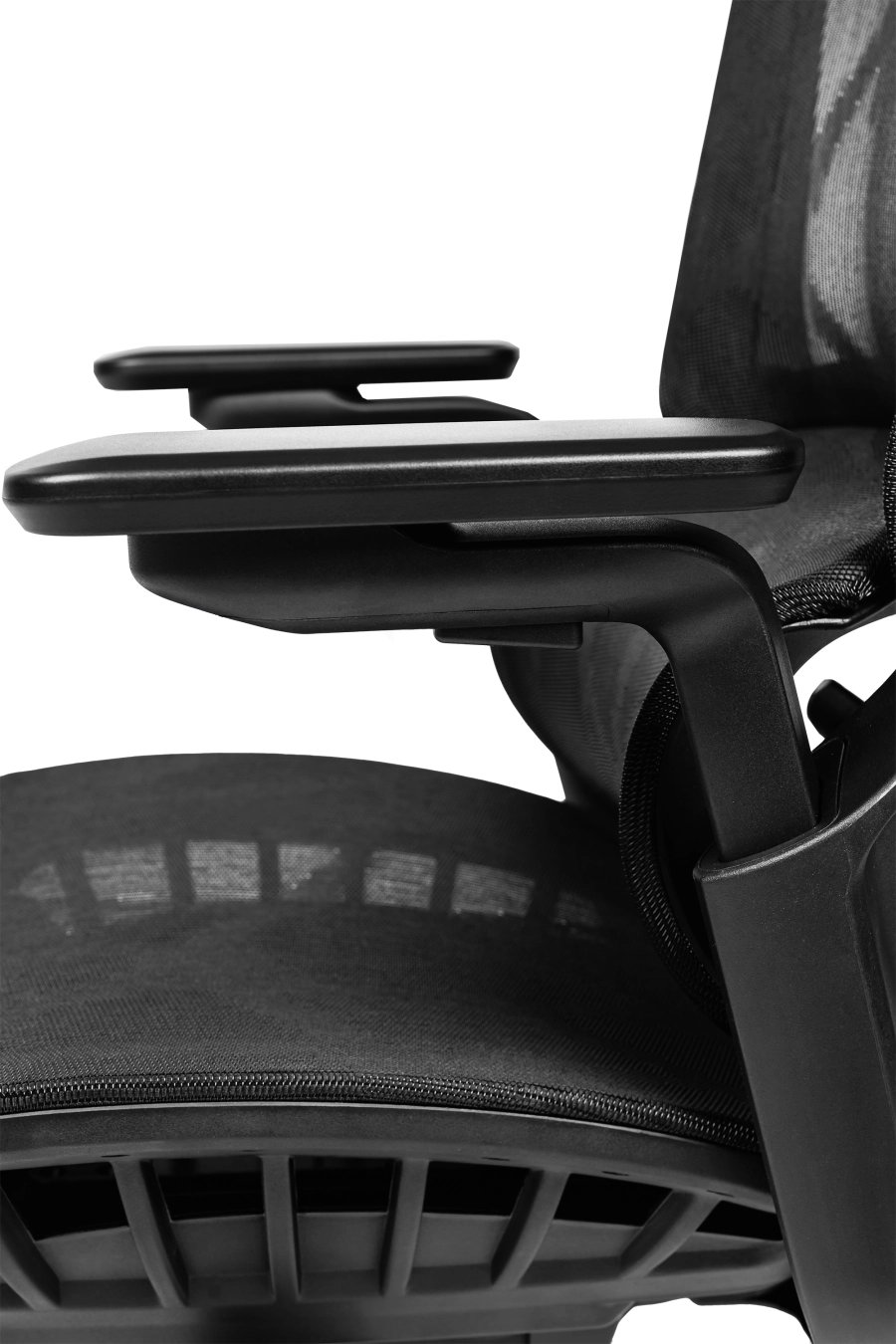 Berlin: CUSTÓ Berlin îți oferă ventilație maximă prin plasă elastomerică atât pe șezut, cât și pe spătar, menținând temperatura plăcută în proiectele de durată. Suportul lombar reglabil se adaptează instant, reducând oboseala zonei inferioare a spatelui. Tetiera 3D și cotierele 3D se aliniază milimetric nevoilor tale, în timp ce șezutul glisant reglează adâncimea pentru orice statură. Mecanismul sincron favorizând mișcarea naturală. Roțile din poliuretan protejează podeaua și alunecă fără zgomot. Designul all-black conferă un look high-tech care se integrează perfect în open-space-uri moderne.