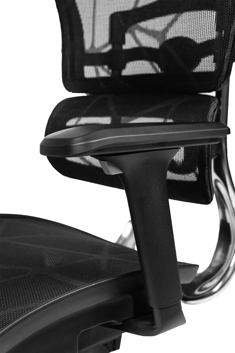 Torino: CUSTÓ Torino aduce ergonomie completă: spătar și șezut din plasă elastomerică pentru răcire constantă, spătar reglabil pe înălțime și șezut glisant pentru adâncime personalizată. Suportul lombar ajustabil reduce presiunea de pe coloană, iar tetiera 3D elimină tensiunea din zona cervicală. Cotierele 3D se adaptează tastării, prezentărilor și momentelor de relaxare. Mecanismul sincron urmărește mișcările naturale ale corpului, menținând postura corectă. Roțile din poliuretan alunecă silențios, protejând pardoseala. Finisajul negru sobru se potrivește oricărui decor corporativ.