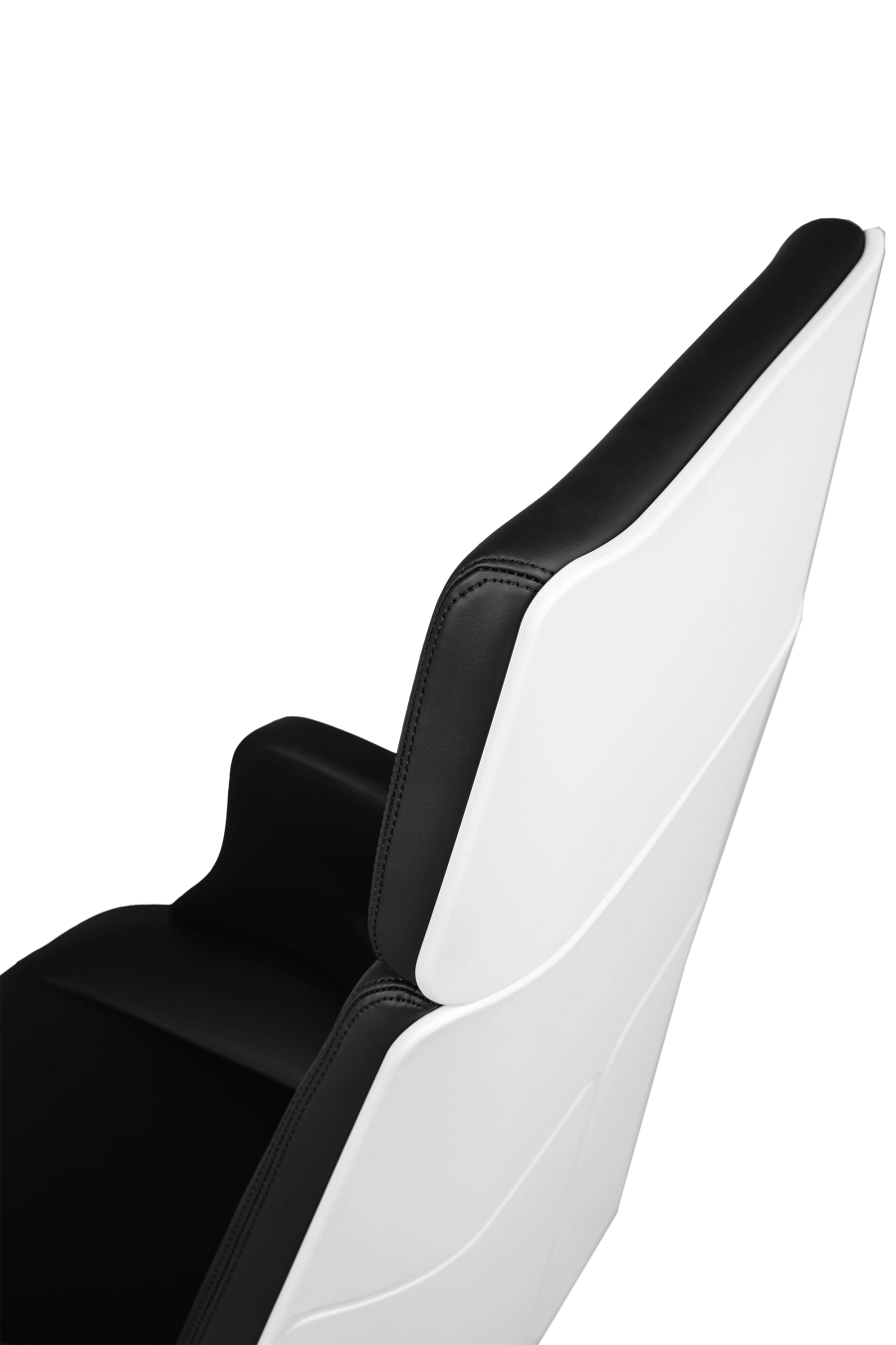 Houston: CUSTÓ Houston se concentrează pe simplitate și durabilitate: șezut și spătar din piele artificială de calitate premium, culoare neagră, ușor de curățat și rezistentă la uzură. Cadru rotativ robust, structură de tip monobloc. Cotierele fixe stabilizează antebrațele, reducând tensiunea în umeri. Spătarul înalt susține zona cervicală, iar mecanismul de balans facilitează micro-pauzele active. Designul minimalist și sobru se potrivește perfect spațiilor directoriale.