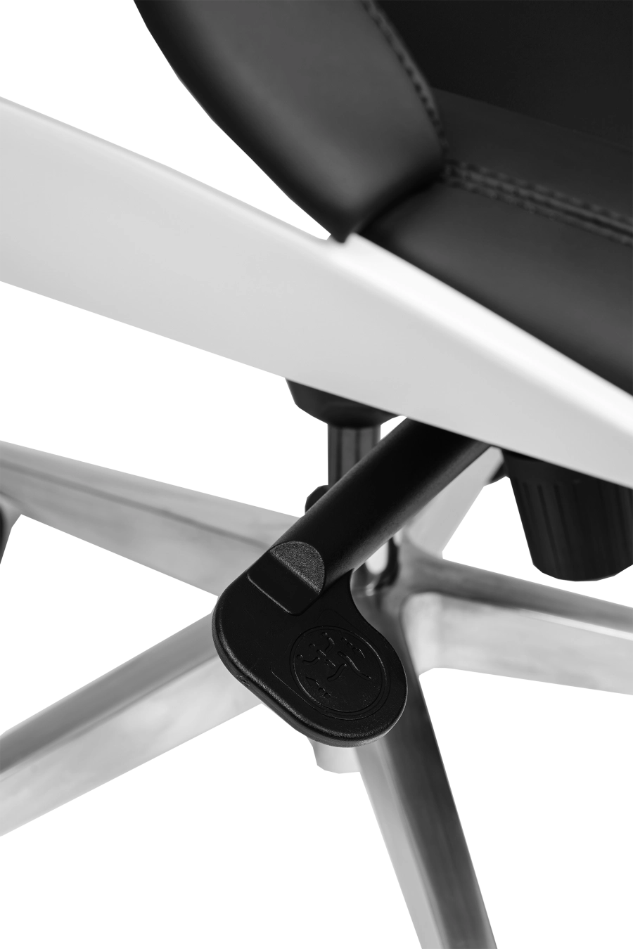 Houston: CUSTÓ Houston se concentrează pe simplitate și durabilitate: șezut și spătar din piele artificială de calitate premium, culoare neagră, ușor de curățat și rezistentă la uzură. Cadru rotativ robust, structură de tip monobloc. Cotierele fixe stabilizează antebrațele, reducând tensiunea în umeri. Spătarul înalt susține zona cervicală, iar mecanismul de balans facilitează micro-pauzele active. Designul minimalist și sobru se potrivește perfect spațiilor directoriale.