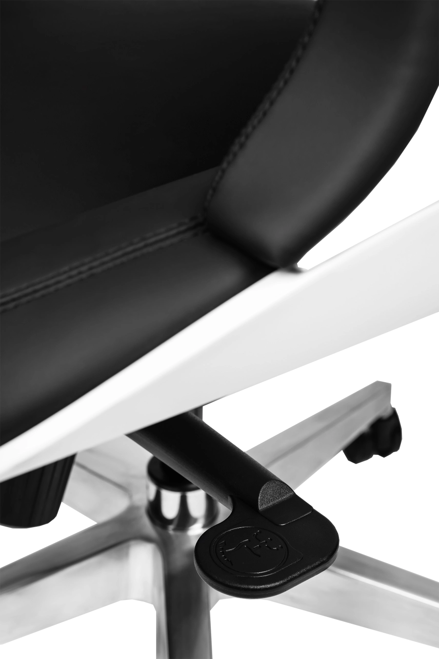 Houston: CUSTÓ Houston se concentrează pe simplitate și durabilitate: șezut și spătar din piele artificială de calitate premium, culoare neagră, ușor de curățat și rezistentă la uzură. Cadru rotativ robust, structură de tip monobloc. Cotierele fixe stabilizează antebrațele, reducând tensiunea în umeri. Spătarul înalt susține zona cervicală, iar mecanismul de balans facilitează micro-pauzele active. Designul minimalist și sobru se potrivește perfect spațiilor directoriale.