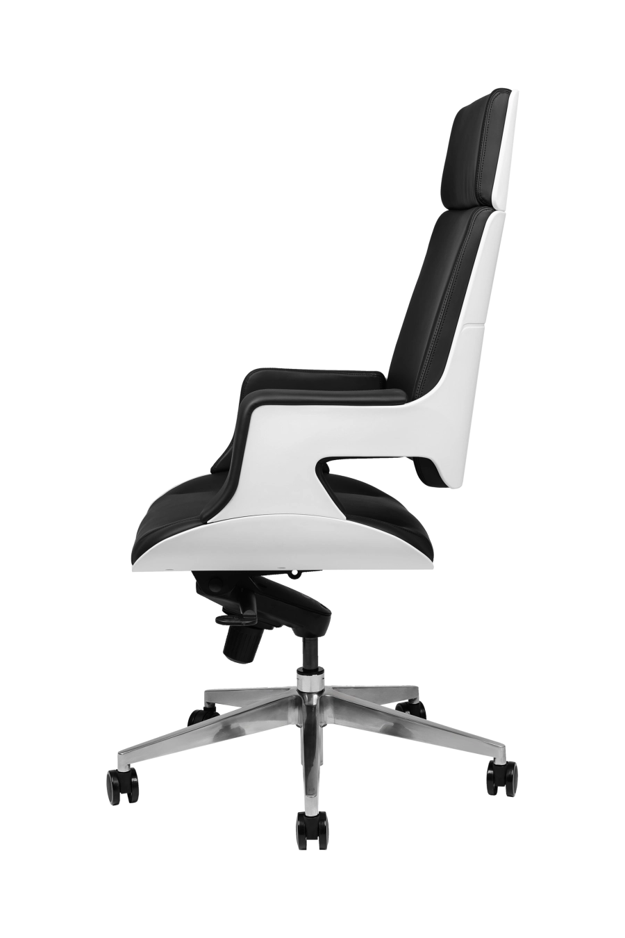 Houston: CUSTÓ Houston se concentrează pe simplitate și durabilitate: șezut și spătar din piele artificială de calitate premium, culoare neagră, ușor de curățat și rezistentă la uzură. Cadru rotativ robust, structură de tip monobloc. Cotierele fixe stabilizează antebrațele, reducând tensiunea în umeri. Spătarul înalt susține zona cervicală, iar mecanismul de balans facilitează micro-pauzele active. Designul minimalist și sobru se potrivește perfect spațiilor directoriale.