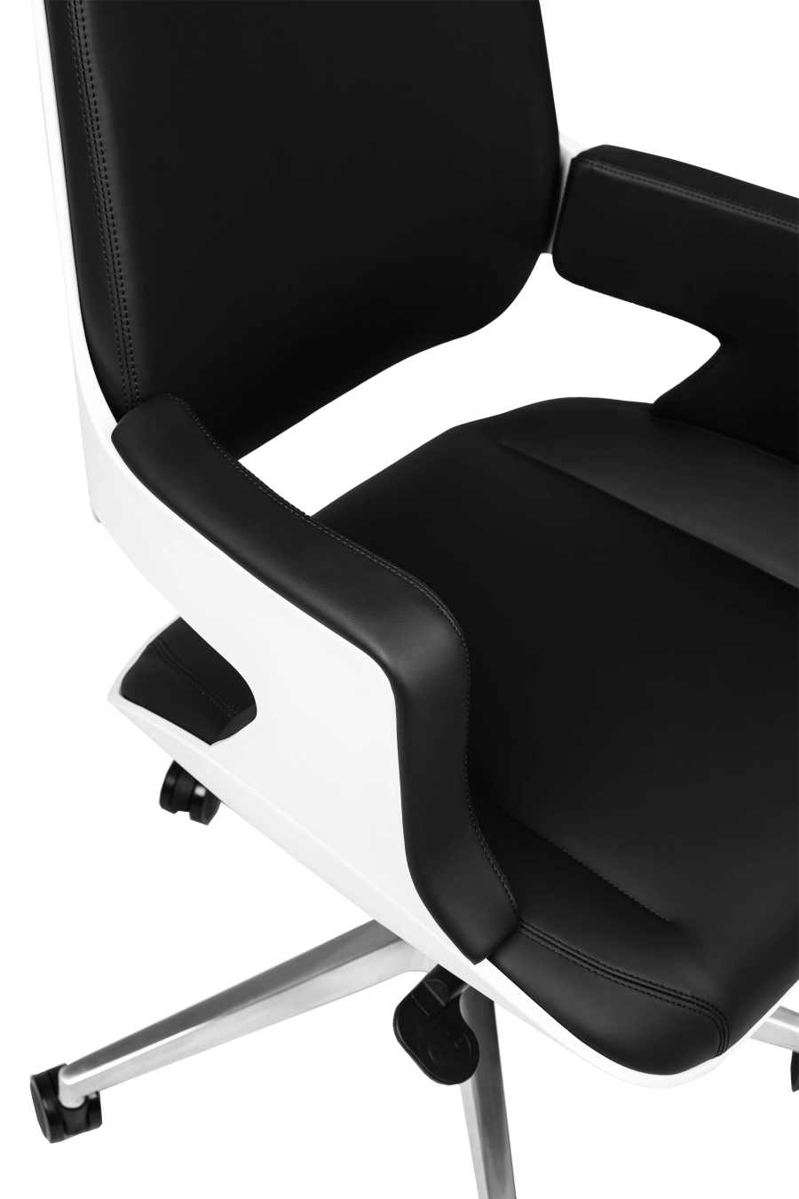 Houston: CUSTÓ Houston se concentrează pe simplitate și durabilitate: șezut și spătar din piele artificială de calitate premium, culoare neagră, ușor de curățat și rezistentă la uzură. Cadru rotativ robust, structură de tip monobloc. Cotierele fixe stabilizează antebrațele, reducând tensiunea în umeri. Spătarul înalt susține zona cervicală, iar mecanismul de balans facilitează micro-pauzele active. Designul minimalist și sobru se potrivește perfect spațiilor directoriale.