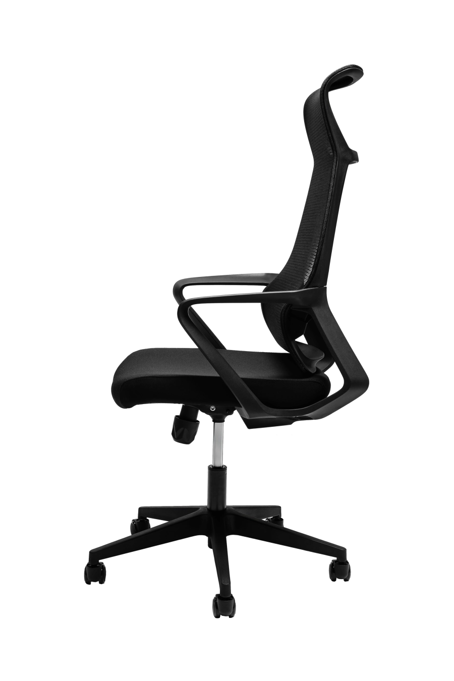 Tallin: Fotoliul CUSTÓ Tallin combină designul minimalist cu funcţionalitatea practică: şezutul din stofă conferă confort imediat, în timp ce spătarul din plasă elastomerică susţine eficient ventilarea pe durata unei zile întregi. Suportul lombar fix adaugă stabilitate şi protecţie posturală pe intervale lungi de lucru. Cotierele fixe şi mecanismul tip „fluture” cu blocare într-o poziţie simplifică utilizarea, iar baza stelată cu role din nailon asigură mobilitate lină pe suprafeţe diverse. Reglabil pe înălţime cu o capacitate de încărcare de până la 120 kg, această model în design all-black emană sobrietate şi se integrează elegant în spaţii de lucru, acasă sau la birou.