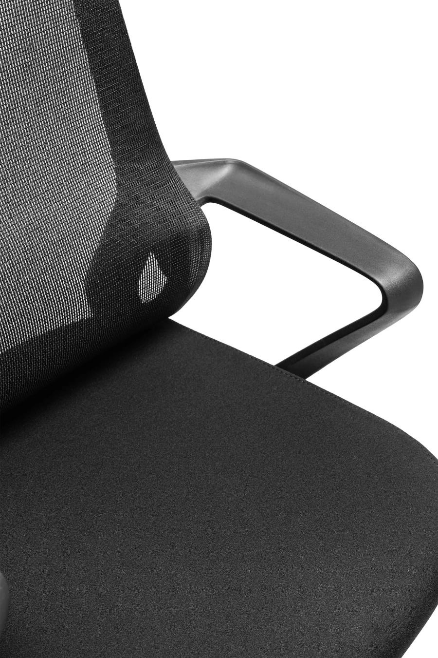 Tallin: Fotoliul CUSTÓ Tallin combină designul minimalist cu funcţionalitatea practică: şezutul din stofă conferă confort imediat, în timp ce spătarul din plasă elastomerică susţine eficient ventilarea pe durata unei zile întregi. Suportul lombar fix adaugă stabilitate şi protecţie posturală pe intervale lungi de lucru. Cotierele fixe şi mecanismul tip „fluture” cu blocare într-o poziţie simplifică utilizarea, iar baza stelată cu role din nailon asigură mobilitate lină pe suprafeţe diverse. Reglabil pe înălţime cu o capacitate de încărcare de până la 120 kg, această model în design all-black emană sobrietate şi se integrează elegant în spaţii de lucru, acasă sau la birou.