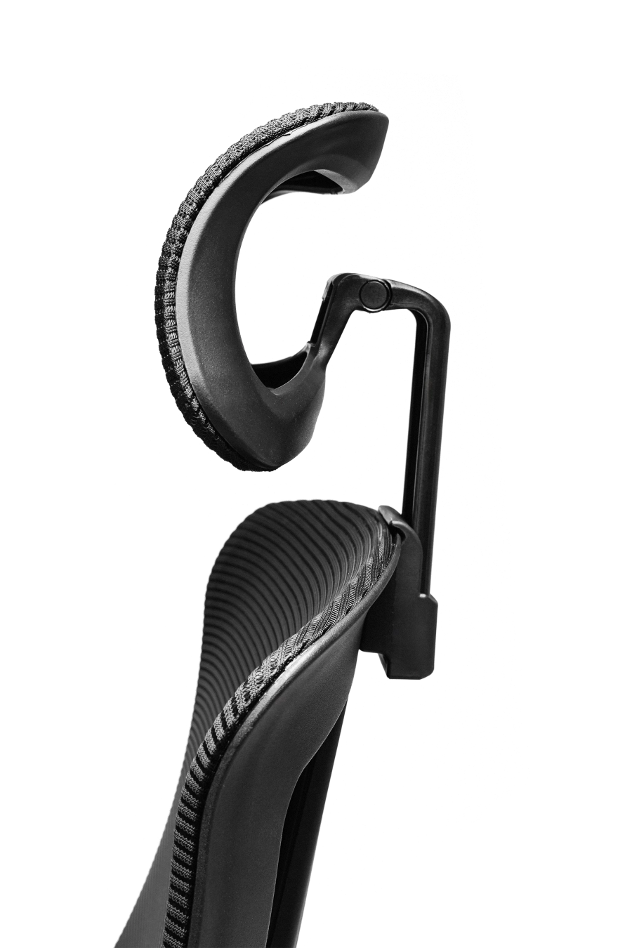 Monza: Fotoliul CUSTÓ Monza îmbină eleganţa discretă cu funcţionalitatea avansată: șezutul tapiţat din stofă asigură o priză confortabilă imediat ce te aşezi, iar spătarul din plasă elastomerică permite o ventilare eficientă pe durata întregii zile de lucru. Tetiera reglabilă pe înălţime și unghi oferă suport optim pentru cap şi gât, în timp ce suportul lombar fix îţi menţine postura corectă în intervale prelungite de activitate. Cotierele ajustabile pe înălţime se adaptează nevoilor tale în timpul conferinţelor, discuțiilor la masă sau al schimbării rapide între birou şi spaţiul de relaxare. Mecanismul sincron confirmă angajamentul pentru ergonomie, iar baza stelată din oțel cromat, combinată cu role din poliuretan, garantează mobilitate lină și stabilitate solidă pe diferite tipuri de suprafețe. O alegere ideală pentru birouri executive sau spaţii profesionale unde confortul şi profesionalismul merg mână în mână.