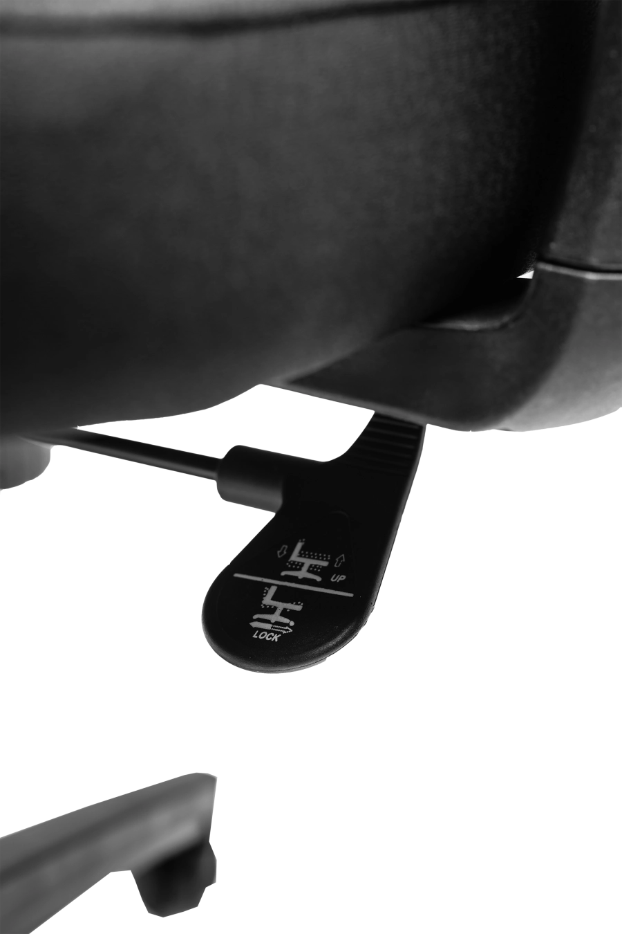 Monza: Fotoliul CUSTÓ Monza îmbină eleganţa discretă cu funcţionalitatea avansată: șezutul tapiţat din stofă asigură o priză confortabilă imediat ce te aşezi, iar spătarul din plasă elastomerică permite o ventilare eficientă pe durata întregii zile de lucru. Tetiera reglabilă pe înălţime și unghi oferă suport optim pentru cap şi gât, în timp ce suportul lombar fix îţi menţine postura corectă în intervale prelungite de activitate. Cotierele ajustabile pe înălţime se adaptează nevoilor tale în timpul conferinţelor, discuțiilor la masă sau al schimbării rapide între birou şi spaţiul de relaxare. Mecanismul sincron confirmă angajamentul pentru ergonomie, iar baza stelată din oțel cromat, combinată cu role din poliuretan, garantează mobilitate lină și stabilitate solidă pe diferite tipuri de suprafețe. O alegere ideală pentru birouri executive sau spaţii profesionale unde confortul şi profesionalismul merg mână în mână.