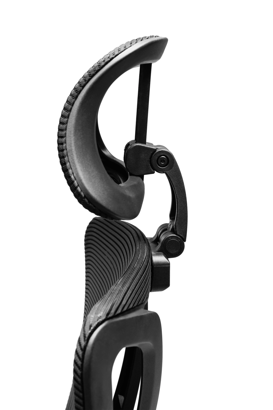 Cordoba: CUSTÓ Cordoba combină eleganţa minimalistă cu ergonomia avansată: şezutul tapitat din stofă conferă confort imediat, iar spătarul din plasă elastomerică asigură o ventilaţie eficientă pe durata întregii zile de lucru. Tetiera reglabilă 3D îţi permite ajustări fine în înălţime, adâncime şi unghi, pentru o susţinere optimă a capului şi gâtului. Suportul lombar fix menţine postura corectă fără efort suplimentar. Cotierele ajustabile pe înălţime se pliază pe nevoile tale — fie în intervale de concentrare, fie în momente de relaxare la birou. Mecanismul sincron cu blocare într-o poziţie şi baza stelată din oţel cromat, împreună cu rolele din poliuretan, garantează mobilitate lină şi stabilitate solidă pe diferite tipuri de suprafeţe. Negrul predominant conferă o eleganţă sobru-executivă, ideală pentru spaţii de birou unde profesionalismul contează.