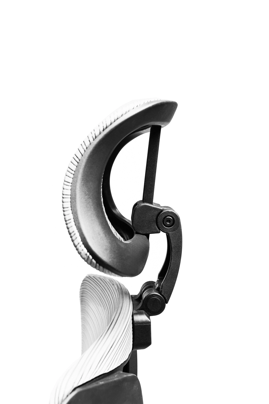 Cordoba: CUSTÓ Cordoba combină eleganţa minimalistă cu ergonomia avansată: şezutul tapitat din stofă conferă confort imediat, iar spătarul din plasă elastomerică asigură o ventilaţie eficientă pe durata întregii zile de lucru. Tetiera reglabilă 3D îţi permite ajustări fine în înălţime, adâncime şi unghi, pentru o susţinere optimă a capului şi gâtului. Suportul lombar fix menţine postura corectă fără efort suplimentar. Cotierele ajustabile pe înălţime se pliază pe nevoile tale — fie în intervale de concentrare, fie în momente de relaxare la birou. Mecanismul sincron cu blocare într-o poziţie şi baza stelată din oţel cromat, împreună cu rolele din poliuretan, garantează mobilitate lină şi stabilitate solidă pe diferite tipuri de suprafeţe. Culoarea gri adaugă o notă sobru-executivă, perfect integrabil în spaţii profesionale unde stilul şi confortul merg mână în mână.