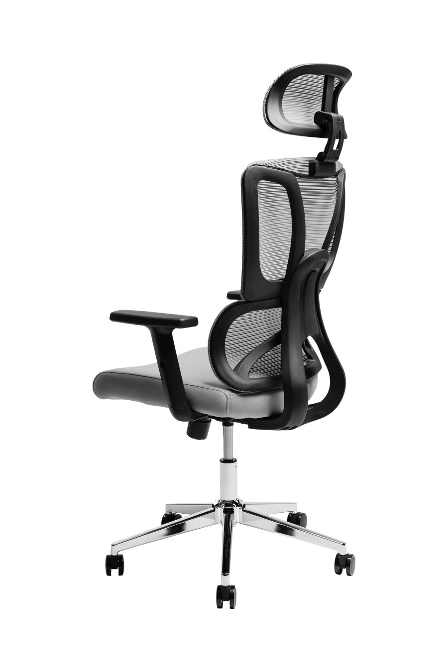 Cordoba: CUSTÓ Cordoba combină eleganţa minimalistă cu ergonomia avansată: şezutul tapitat din stofă conferă confort imediat, iar spătarul din plasă elastomerică asigură o ventilaţie eficientă pe durata întregii zile de lucru. Tetiera reglabilă 3D îţi permite ajustări fine în înălţime, adâncime şi unghi, pentru o susţinere optimă a capului şi gâtului. Suportul lombar fix menţine postura corectă fără efort suplimentar. Cotierele ajustabile pe înălţime se pliază pe nevoile tale — fie în intervale de concentrare, fie în momente de relaxare la birou. Mecanismul sincron cu blocare într-o poziţie şi baza stelată din oţel cromat, împreună cu rolele din poliuretan, garantează mobilitate lină şi stabilitate solidă pe diferite tipuri de suprafeţe. Culoarea gri adaugă o notă sobru-executivă, perfect integrabil în spaţii profesionale unde stilul şi confortul merg mână în mână.