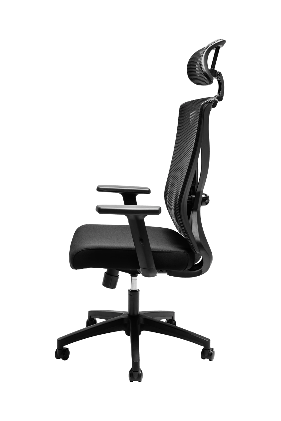 Belfast: CUSTÓ Belfast aduce un nivel superior de ergonomie și rafinament profesional, creat pentru cei care petrec mult timp la birou. Șezutul tapițat din stofă oferă confort uniform și susținere corectă, iar spătarul din plasă elastomerică menține o circulație optimă a aerului pe durata întregii zile. Suportul lombar reglabil 2D permite adaptarea individuală la forma spatelui, reducând tensiunea în zona inferioară. Tetiera reglabilă 3D — pe înălțime, adâncime și unghi — oferă susținere personalizată pentru cap și gât, în timp ce cotierele ajustabile pe înălțime facilitează o poziție naturală a brațelor în orice tip de activitate. Mecanismul sincron asigură libertate de mișcare și echilibru, iar baza solidă din oțel cromat, completată de roțile din poliuretan, garantează stabilitate și deplasare lină. Designul all-black emană eleganță sobră și autoritate, potrivit mediilor executive unde confortul și profesionalismul merg perfect împreună.