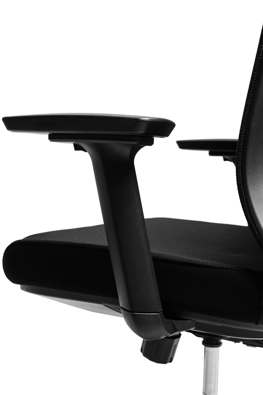 Bergamo: CUSTÓ Bergamo îmbină performanța ergonomicii cu designul modern: șezutul tapițat din stofă oferă confort constant, iar spătarul din plasă elastomerică asigură o ventilație optimă pe durata întregii zile de lucru. Suportul lombar reglabil 3D permite ajustarea pe înălțime, adâncime și adâncire, adaptându-se perfect curburii naturale a spatelui și reducând tensiunea în zona inferioară. Tetiera reglabilă pe înălțime oferă susținere suplimentară pentru cap și gât, iar cotierele reglabile 3D permit ajustarea în înălțime, adâncire și lățime, asigurând o poziție naturală a brațelor în orice activitate. Mecanismul sincron cu blocare într-o poziție și baza stelată din plastic dur, echipată cu roți din poliuretan, garantează stabilitate și mobilitate lină pe diferite tipuri de suprafețe. Designul all-black conferă o notă sobru-executivă, potrivită pentru spații profesionale unde confortul și profesionalismul sunt esențiale.