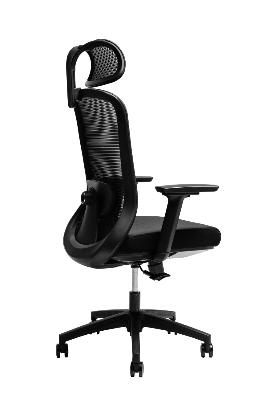 Bergamo: CUSTÓ Bergamo îmbină performanța ergonomicii cu designul modern: șezutul tapițat din stofă oferă confort constant, iar spătarul din plasă elastomerică asigură o ventilație optimă pe durata întregii zile de lucru. Suportul lombar reglabil 3D permite ajustarea pe înălțime, adâncime și adâncire, adaptându-se perfect curburii naturale a spatelui și reducând tensiunea în zona inferioară. Tetiera reglabilă pe înălțime oferă susținere suplimentară pentru cap și gât, iar cotierele reglabile 3D permit ajustarea în înălțime, adâncire și lățime, asigurând o poziție naturală a brațelor în orice activitate. Mecanismul sincron cu blocare într-o poziție și baza stelată din plastic dur, echipată cu roți din poliuretan, garantează stabilitate și mobilitate lină pe diferite tipuri de suprafețe. Designul all-black conferă o notă sobru-executivă, potrivită pentru spații profesionale unde confortul și profesionalismul sunt esențiale.