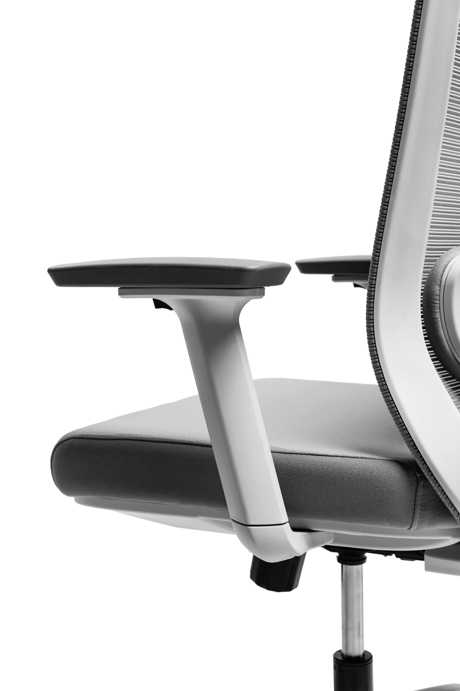 Bergamo: CUSTÓ Bergamo îmbină performanța ergonomicii cu designul modern: șezutul tapițat din stofă oferă confort constant, iar spătarul din plasă elastomerică asigură o ventilație optimă pe durata întregii zile de lucru. Suportul lombar reglabil 3D permite ajustarea pe înălțime, adâncime și adâncire, adaptându-se perfect curburii naturale a spatelui și reducând tensiunea în zona inferioară. Tetiera reglabilă pe înălțime oferă susținere suplimentară pentru cap și gât, iar cotierele reglabile 3D permit ajustarea în înălțime, adâncire și lățime, asigurând o poziție naturală a brațelor în orice activitate. Mecanismul sincron cu blocare într-o poziție și baza stelată din plastic dur, echipată cu roți din poliuretan, garantează stabilitate și mobilitate lină pe diferite tipuri de suprafețe. Designul gri conferă o notă sobru-executivă, potrivită pentru spații profesionale unde confortul și profesionalismul sunt esențiale.