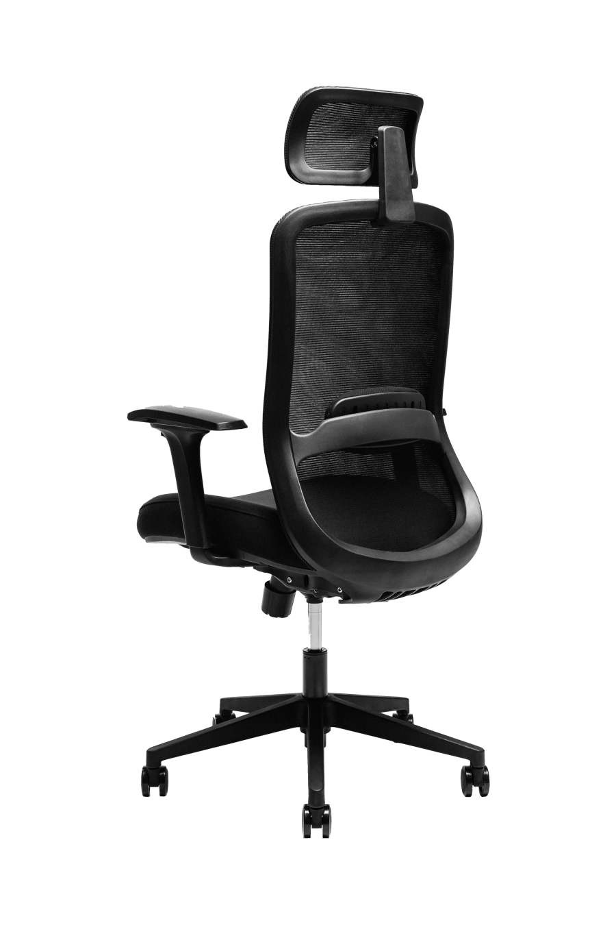 Roma: CUSTÓ Roma redefinește confortul și adaptabilitatea în mediul profesional: șezutul tapițat din stofă oferă o priză plăcută și susținere constantă, iar spătarul din plasă elastomerică asigură ventilație eficientă pe durata întregii zile de lucru. Suportul lombar reglabil pe înălțime permite ajustarea precisă pentru o susținere optimă a zonei inferioare a spatelui. Tetiera reglabilă pe înălțime completează ergonomia, oferind susținere suplimentară pentru cap și gât. Cotierele reglabile 4D (în înălțime, adâncire, lățime și unghi) permit personalizarea poziției brațelor în funcție de activitățile desfășurate. Mecanismul multifuncțional cu blocare în trei poziții și translare a șezutului asigură flexibilitate în mișcare și stabilitate. Baza stelată din plastic dur, echipată cu roți din poliuretan, garantează mobilitate lină și stabilitate pe diferite tipuri de suprafețe. Designul all-black conferă o notă sobru-executivă, potrivită pentru birouri moderne unde confortul și profesionalismul contează.