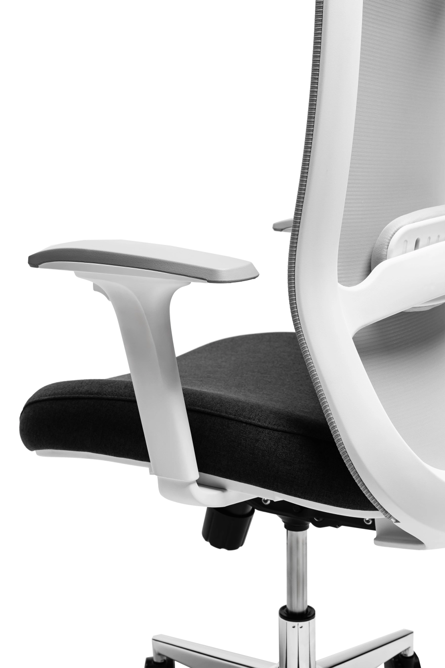 Roma: CUSTÓ Roma combină designul modern cu funcționalitatea avansată, fiind ideal pentru birouri profesionale. Șezutul tapițat din stofă oferă confort constant, iar spătarul din plasă elastomerică asigură o ventilație eficientă pe durata întregii zile de lucru. Suportul lombar reglabil pe înălțime permite ajustarea precisă pentru o susținere optimă a zonei inferioare a spatelui. Tetiera reglabilă pe înălțime oferă susținere suplimentară pentru cap și gât, iar cotierele reglabile 4D permit ajustarea în înălțime, adâncire, lățime și unghi, asigurând o poziție naturală a brațelor în orice activitate. Mecanismul multifuncțional cu blocare în trei poziții și translare a șezutului asigură flexibilitate în mișcare și stabilitate. Baza stelată din oțel cromat, echipată cu roți din poliuretan, garantează mobilitate lină și stabilitate pe diferite tipuri de suprafețe. Designul gri conferă o notă sobru-executivă, potrivită pentru birouri moderne unde confortul și profesionalismul contează.