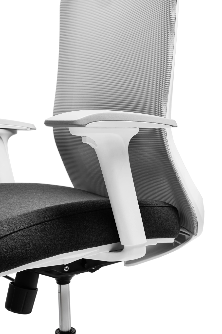 Roma: CUSTÓ Roma combină designul modern cu funcționalitatea avansată, fiind ideal pentru birouri profesionale. Șezutul tapițat din stofă oferă confort constant, iar spătarul din plasă elastomerică asigură o ventilație eficientă pe durata întregii zile de lucru. Suportul lombar reglabil pe înălțime permite ajustarea precisă pentru o susținere optimă a zonei inferioare a spatelui. Tetiera reglabilă pe înălțime oferă susținere suplimentară pentru cap și gât, iar cotierele reglabile 4D permit ajustarea în înălțime, adâncire, lățime și unghi, asigurând o poziție naturală a brațelor în orice activitate. Mecanismul multifuncțional cu blocare în trei poziții și translare a șezutului asigură flexibilitate în mișcare și stabilitate. Baza stelată din oțel cromat, echipată cu roți din poliuretan, garantează mobilitate lină și stabilitate pe diferite tipuri de suprafețe. Designul gri conferă o notă sobru-executivă, potrivită pentru birouri moderne unde confortul și profesionalismul contează.