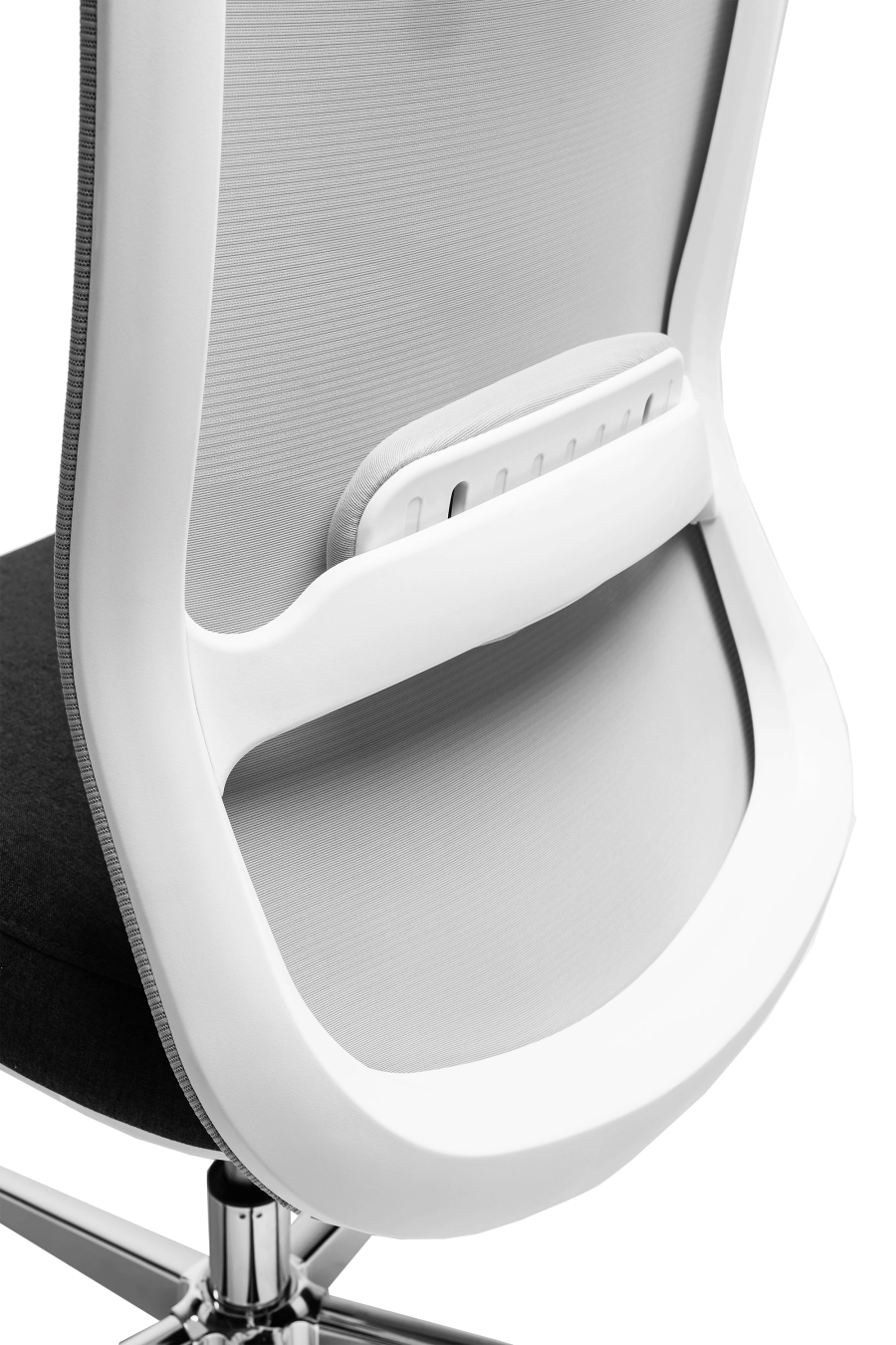 Roma: CUSTÓ Roma combină designul modern cu funcționalitatea avansată, fiind ideal pentru birouri profesionale. Șezutul tapițat din stofă oferă confort constant, iar spătarul din plasă elastomerică asigură o ventilație eficientă pe durata întregii zile de lucru. Suportul lombar reglabil pe înălțime permite ajustarea precisă pentru o susținere optimă a zonei inferioare a spatelui. Tetiera reglabilă pe înălțime oferă susținere suplimentară pentru cap și gât, iar cotierele reglabile 4D permit ajustarea în înălțime, adâncire, lățime și unghi, asigurând o poziție naturală a brațelor în orice activitate. Mecanismul multifuncțional cu blocare în trei poziții și translare a șezutului asigură flexibilitate în mișcare și stabilitate. Baza stelată din oțel cromat, echipată cu roți din poliuretan, garantează mobilitate lină și stabilitate pe diferite tipuri de suprafețe. Designul gri conferă o notă sobru-executivă, potrivită pentru birouri moderne unde confortul și profesionalismul contează.