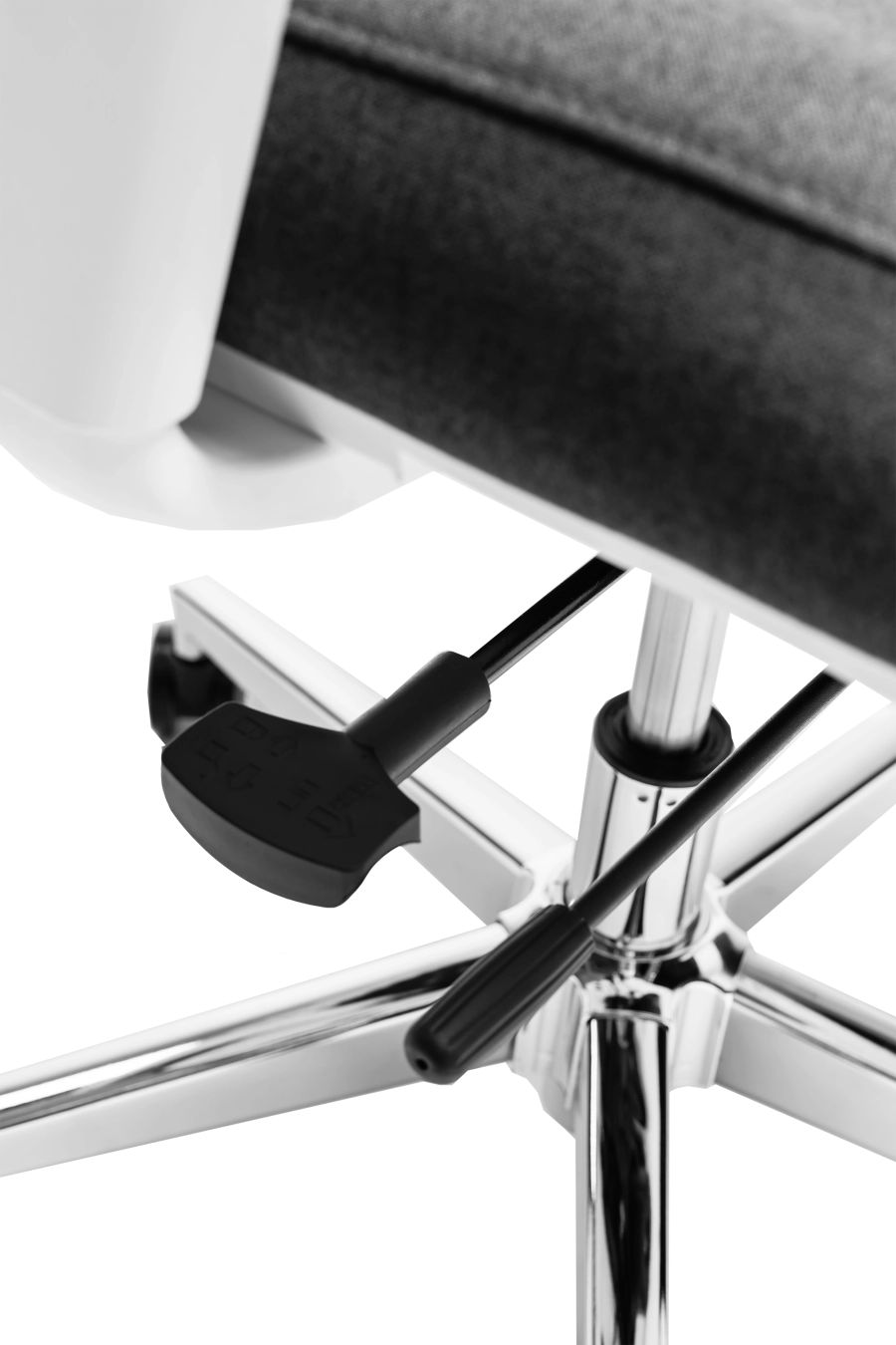 Roma: CUSTÓ Roma combină designul modern cu funcționalitatea avansată, fiind ideal pentru birouri profesionale. Șezutul tapițat din stofă oferă confort constant, iar spătarul din plasă elastomerică asigură o ventilație eficientă pe durata întregii zile de lucru. Suportul lombar reglabil pe înălțime permite ajustarea precisă pentru o susținere optimă a zonei inferioare a spatelui. Tetiera reglabilă pe înălțime oferă susținere suplimentară pentru cap și gât, iar cotierele reglabile 4D permit ajustarea în înălțime, adâncire, lățime și unghi, asigurând o poziție naturală a brațelor în orice activitate. Mecanismul multifuncțional cu blocare în trei poziții și translare a șezutului asigură flexibilitate în mișcare și stabilitate. Baza stelată din oțel cromat, echipată cu roți din poliuretan, garantează mobilitate lină și stabilitate pe diferite tipuri de suprafețe. Designul gri conferă o notă sobru-executivă, potrivită pentru birouri moderne unde confortul și profesionalismul contează.