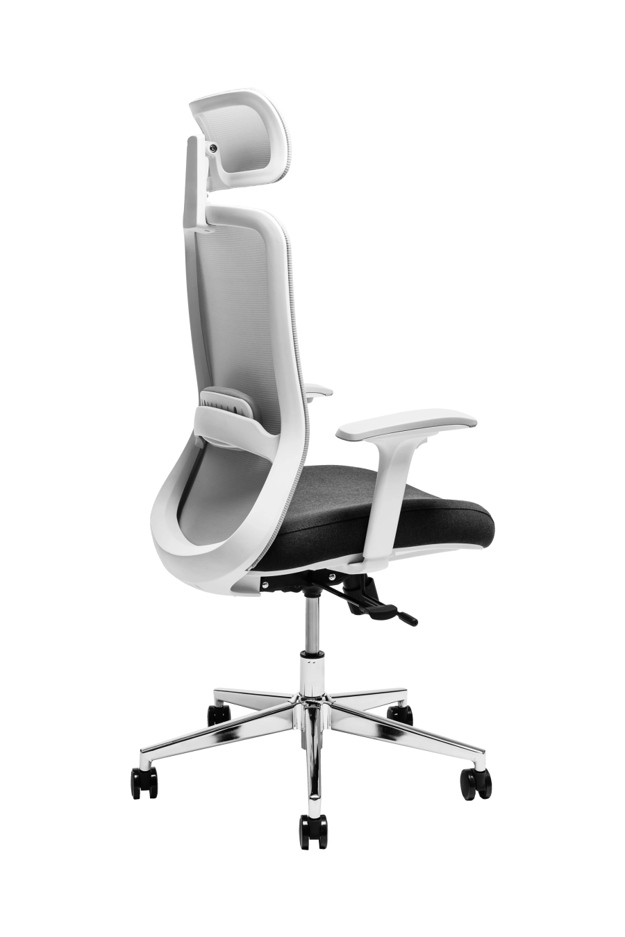 Roma: CUSTÓ Roma combină designul modern cu funcționalitatea avansată, fiind ideal pentru birouri profesionale. Șezutul tapițat din stofă oferă confort constant, iar spătarul din plasă elastomerică asigură o ventilație eficientă pe durata întregii zile de lucru. Suportul lombar reglabil pe înălțime permite ajustarea precisă pentru o susținere optimă a zonei inferioare a spatelui. Tetiera reglabilă pe înălțime oferă susținere suplimentară pentru cap și gât, iar cotierele reglabile 4D permit ajustarea în înălțime, adâncire, lățime și unghi, asigurând o poziție naturală a brațelor în orice activitate. Mecanismul multifuncțional cu blocare în trei poziții și translare a șezutului asigură flexibilitate în mișcare și stabilitate. Baza stelată din oțel cromat, echipată cu roți din poliuretan, garantează mobilitate lină și stabilitate pe diferite tipuri de suprafețe. Designul gri conferă o notă sobru-executivă, potrivită pentru birouri moderne unde confortul și profesionalismul contează.