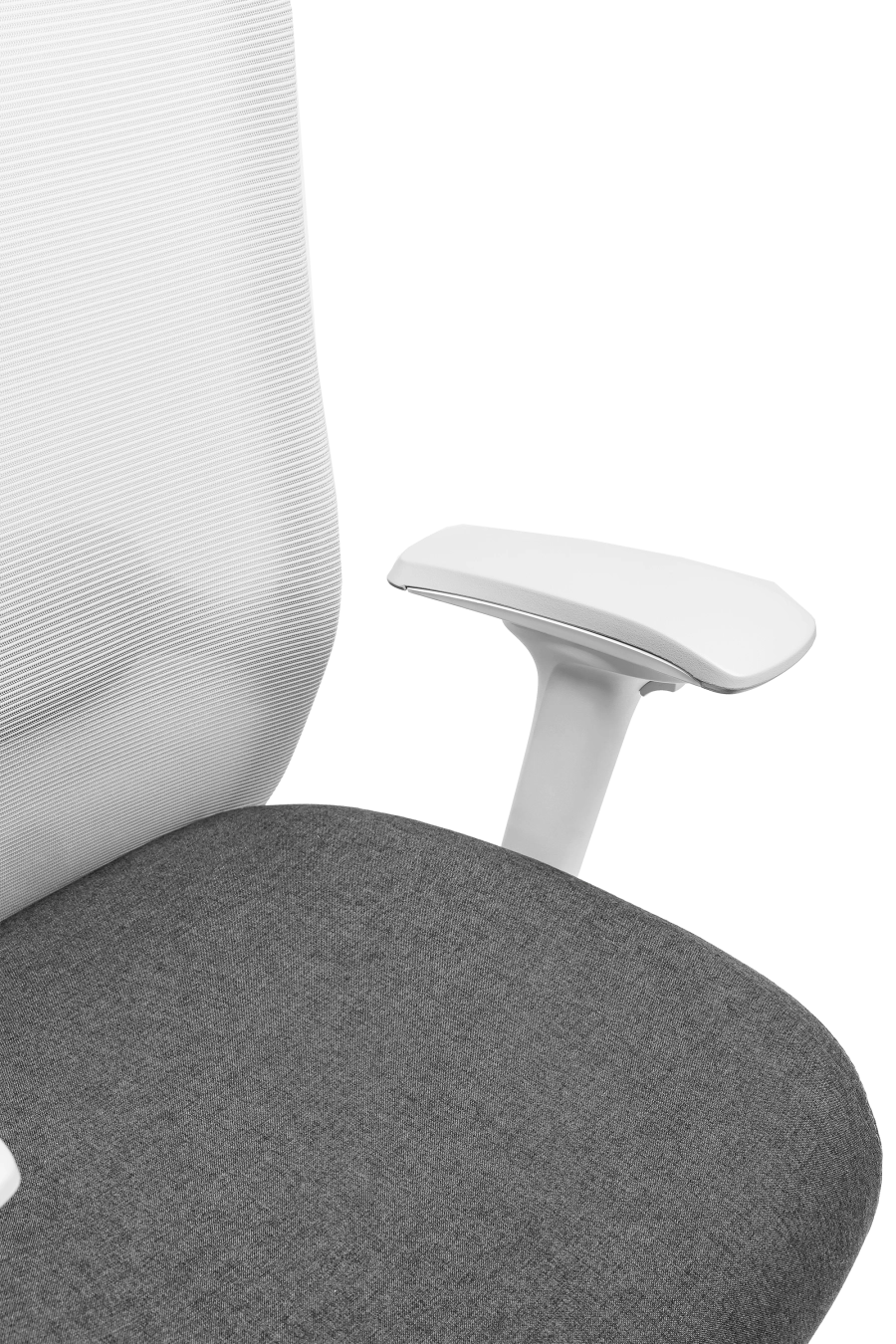 Roma: CUSTÓ Roma combină designul modern cu funcționalitatea avansată, fiind ideal pentru birouri profesionale. Șezutul tapițat din stofă oferă confort constant, iar spătarul din plasă elastomerică asigură o ventilație eficientă pe durata întregii zile de lucru. Suportul lombar reglabil pe înălțime permite ajustarea precisă pentru o susținere optimă a zonei inferioare a spatelui. Tetiera reglabilă pe înălțime oferă susținere suplimentară pentru cap și gât, iar cotierele reglabile 4D permit ajustarea în înălțime, adâncire, lățime și unghi, asigurând o poziție naturală a brațelor în orice activitate. Mecanismul multifuncțional cu blocare în trei poziții și translare a șezutului asigură flexibilitate în mișcare și stabilitate. Baza stelată din oțel cromat, echipată cu roți din poliuretan, garantează mobilitate lină și stabilitate pe diferite tipuri de suprafețe. Designul gri conferă o notă sobru-executivă, potrivită pentru birouri moderne unde confortul și profesionalismul contează.